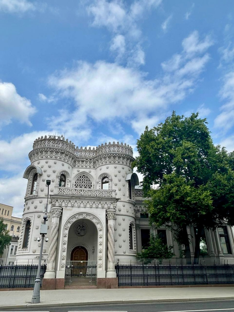 Стены старинных усадеб могут рассказать о многом, надо лишь прислушаться. Супруги Владимир и Анна собирают эти истории, колеся по стране. Наши ребята объездили порядка 10 регионов и посетили около сотни сооружений. В их коллекции есть резные терема, солидные поместья из камня и другие достойные внимания здания, в которых жили князья и графы.