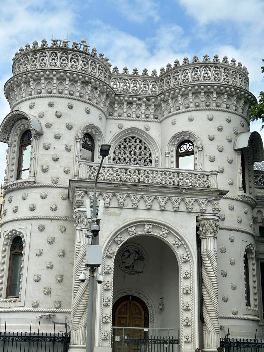 Стены старинных усадеб могут рассказать о многом, надо лишь прислушаться. Супруги Владимир и Анна собирают эти истории, колеся по стране. Наши ребята объездили порядка 10 регионов и посетили около сотни сооружений. В их коллекции есть резные терема, солидные поместья из камня и другие достойные внимания здания, в которых жили князья и графы.