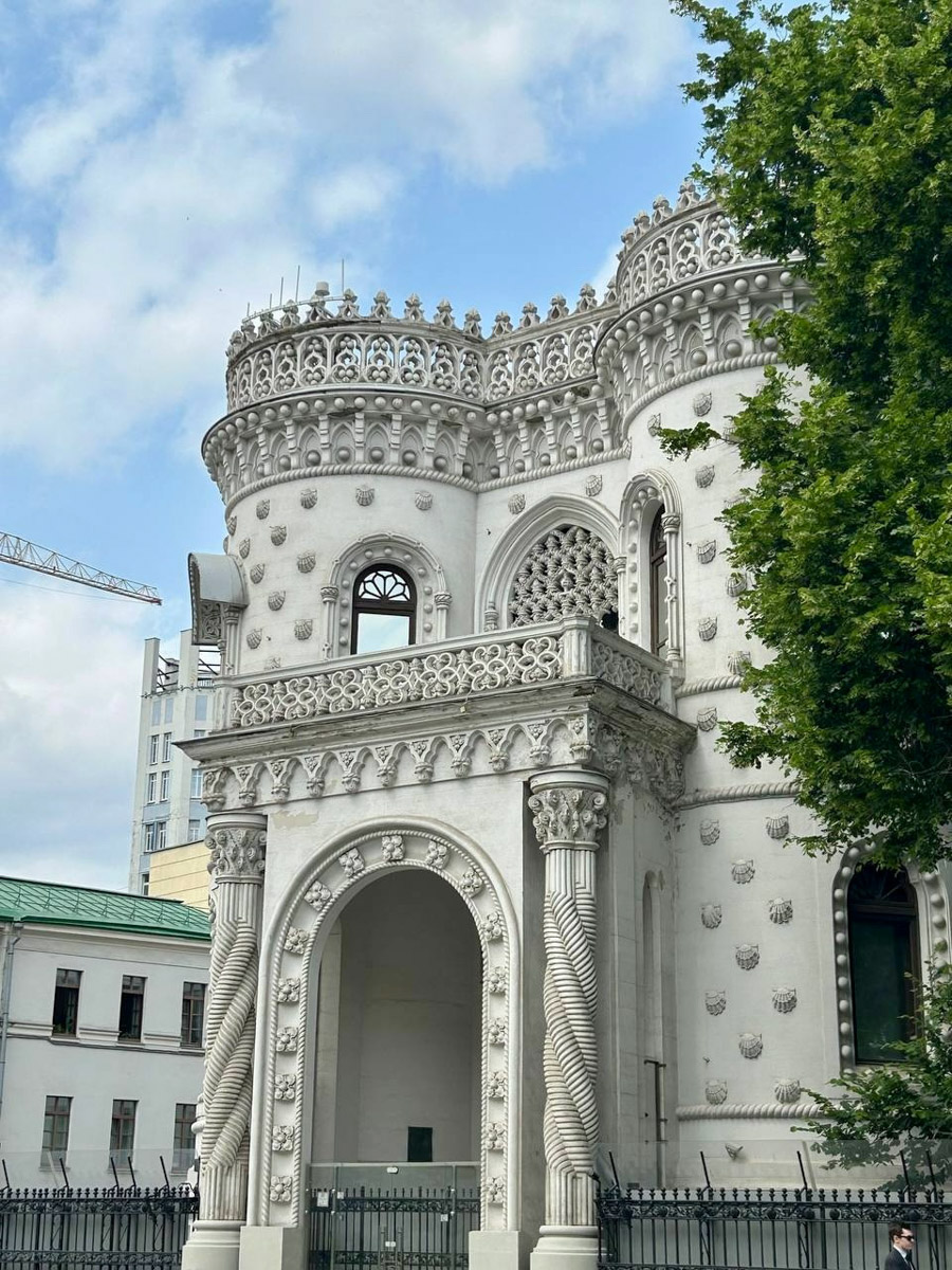 Стены старинных усадеб могут рассказать о многом, надо лишь прислушаться. Супруги Владимир и Анна собирают эти истории, колеся по стране. Наши ребята объездили порядка 10 регионов и посетили около сотни сооружений. В их коллекции есть резные терема, солидные поместья из камня и другие достойные внимания здания, в которых жили князья и графы.