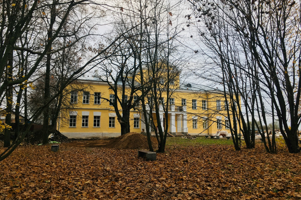 Стены старинных усадеб могут рассказать о многом, надо лишь прислушаться. Супруги Владимир и Анна собирают эти истории, колеся по стране. Наши ребята объездили порядка 10 регионов и посетили около сотни сооружений. В их коллекции есть резные терема, солидные поместья из камня и другие достойные внимания здания, в которых жили князья и графы.