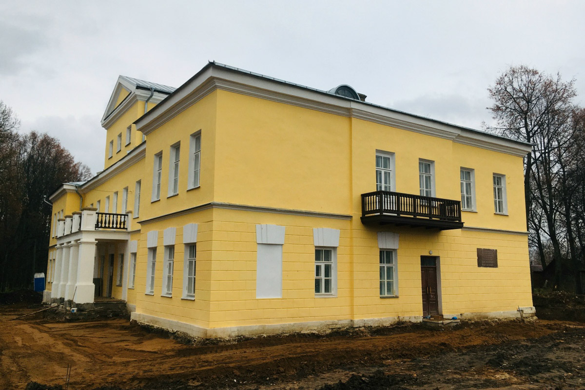 Стены старинных усадеб могут рассказать о многом, надо лишь прислушаться. Супруги Владимир и Анна собирают эти истории, колеся по стране. Наши ребята объездили порядка 10 регионов и посетили около сотни сооружений. В их коллекции есть резные терема, солидные поместья из камня и другие достойные внимания здания, в которых жили князья и графы.