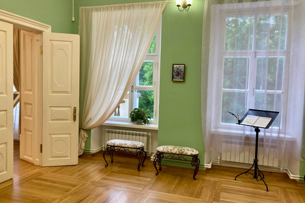 Стены старинных усадеб могут рассказать о многом, надо лишь прислушаться. Супруги Владимир и Анна собирают эти истории, колеся по стране. Наши ребята объездили порядка 10 регионов и посетили около сотни сооружений. В их коллекции есть резные терема, солидные поместья из камня и другие достойные внимания здания, в которых жили князья и графы.