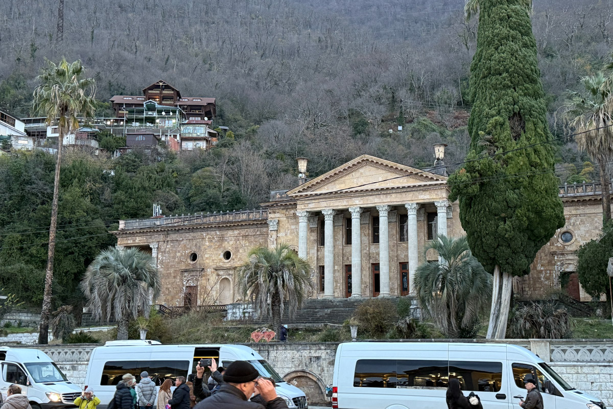 Существует стереотип, будто Абхазия застряла в далеком прошлом. Однако, как известно, сойтись в едином мнении сложно. Владимирская танцовщица Ника Мозгалева оказалась в этой стране всего на один день. Удалось ли ей насладиться местным колоритом, девушка рассказала нашему изданию.