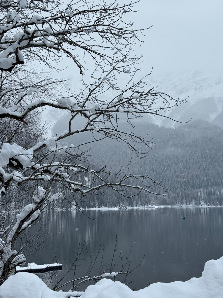 Существует стереотип, будто Абхазия застряла в далеком прошлом. Однако, как известно, сойтись в едином мнении сложно. Владимирская танцовщица Ника Мозгалева оказалась в этой стране всего на один день. Удалось ли ей насладиться местным колоритом, девушка рассказала нашему изданию.