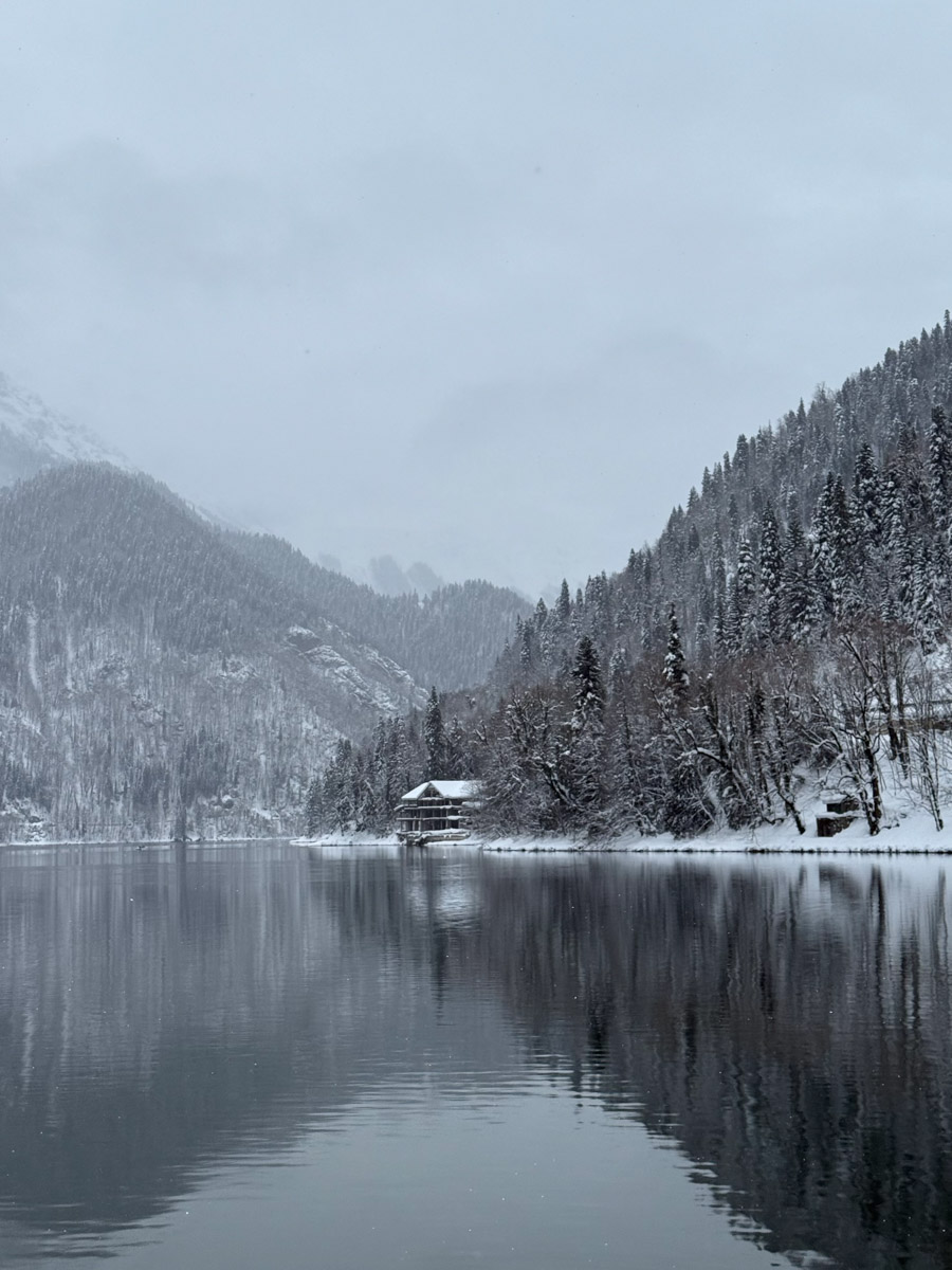 Существует стереотип, будто Абхазия застряла в далеком прошлом. Однако, как известно, сойтись в едином мнении сложно. Владимирская танцовщица Ника Мозгалева оказалась в этой стране всего на один день. Удалось ли ей насладиться местным колоритом, девушка рассказала нашему изданию.