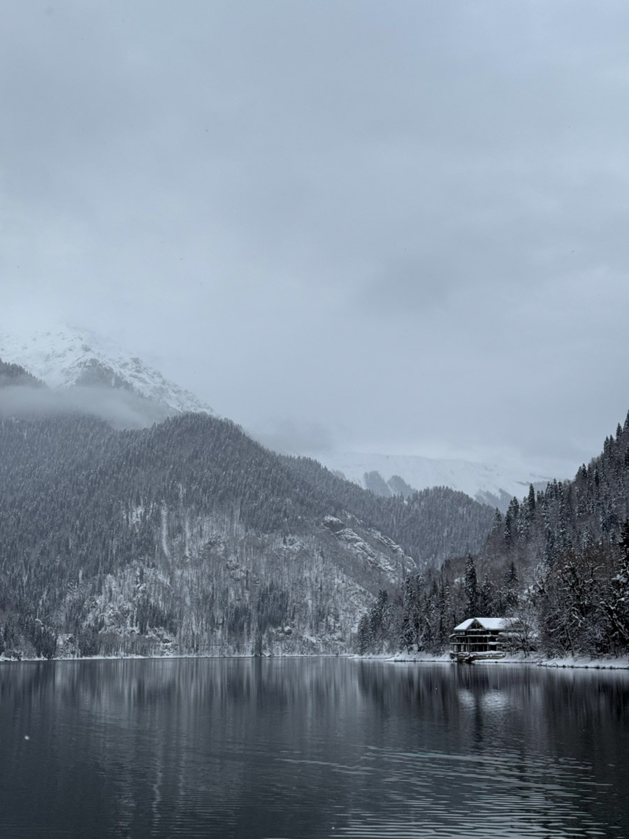 Существует стереотип, будто Абхазия застряла в далеком прошлом. Однако, как известно, сойтись в едином мнении сложно. Владимирская танцовщица Ника Мозгалева оказалась в этой стране всего на один день. Удалось ли ей насладиться местным колоритом, девушка рассказала нашему изданию.