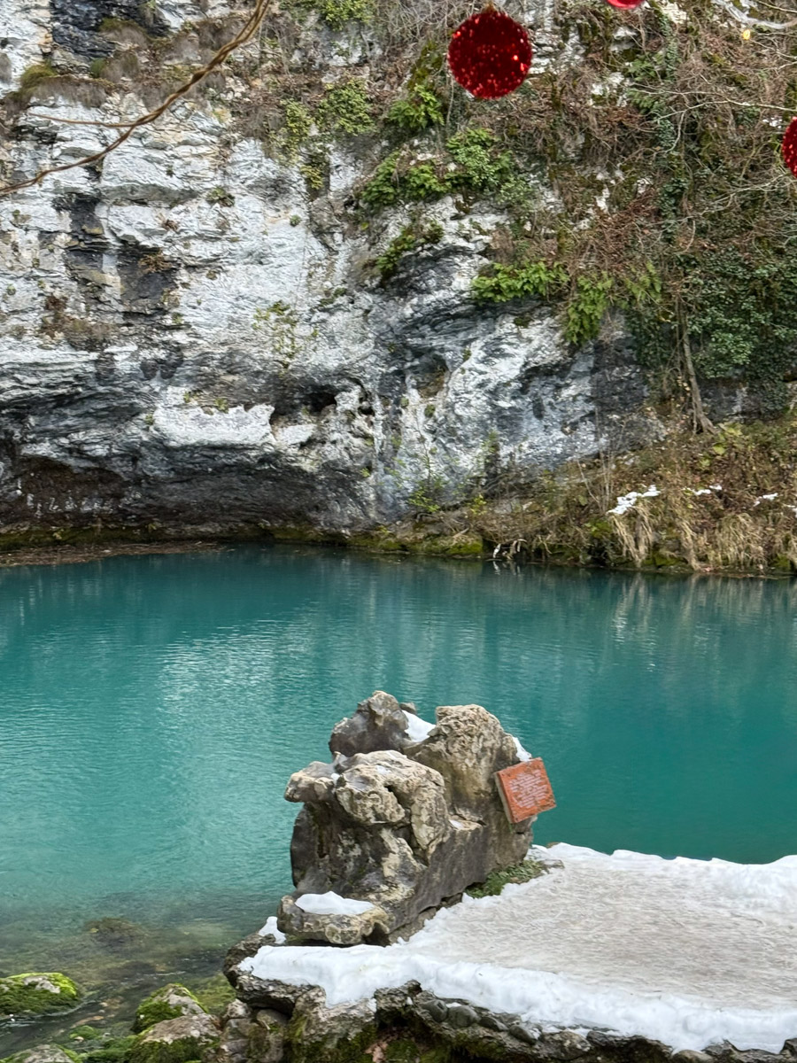 Существует стереотип, будто Абхазия застряла в далеком прошлом. Однако, как известно, сойтись в едином мнении сложно. Владимирская танцовщица Ника Мозгалева оказалась в этой стране всего на один день. Удалось ли ей насладиться местным колоритом, девушка рассказала нашему изданию.