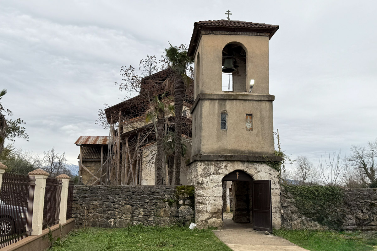 Существует стереотип, будто Абхазия застряла в далеком прошлом. Однако, как известно, сойтись в едином мнении сложно. Владимирская танцовщица Ника Мозгалева оказалась в этой стране всего на один день. Удалось ли ей насладиться местным колоритом, девушка рассказала нашему изданию.