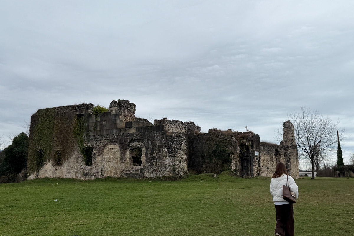 Существует стереотип, будто Абхазия застряла в далеком прошлом. Однако, как известно, сойтись в едином мнении сложно. Владимирская танцовщица Ника Мозгалева оказалась в этой стране всего на один день. Удалось ли ей насладиться местным колоритом, девушка рассказала нашему изданию.