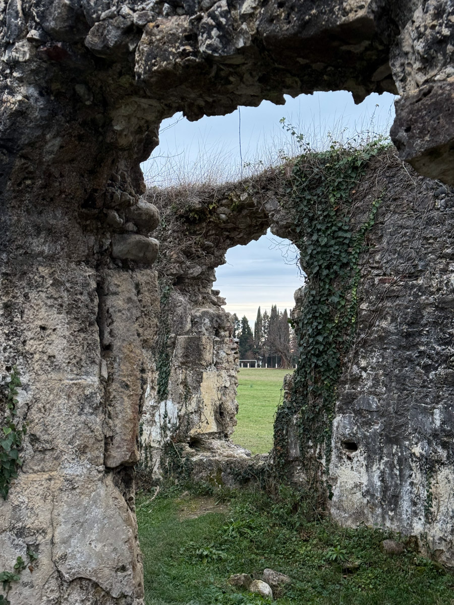 Существует стереотип, будто Абхазия застряла в далеком прошлом. Однако, как известно, сойтись в едином мнении сложно. Владимирская танцовщица Ника Мозгалева оказалась в этой стране всего на один день. Удалось ли ей насладиться местным колоритом, девушка рассказала нашему изданию.