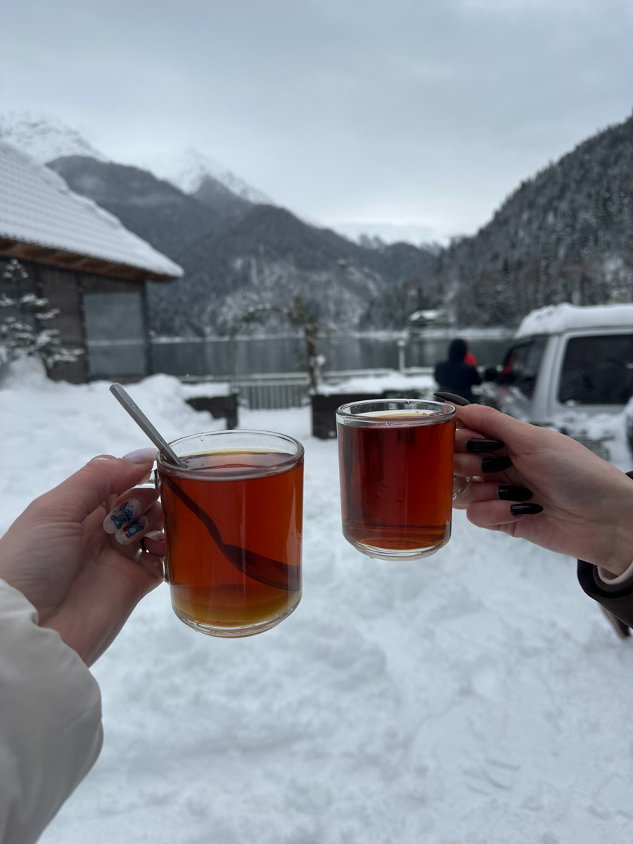 Существует стереотип, будто Абхазия застряла в далеком прошлом. Однако, как известно, сойтись в едином мнении сложно. Владимирская танцовщица Ника Мозгалева оказалась в этой стране всего на один день. Удалось ли ей насладиться местным колоритом, девушка рассказала нашему изданию.