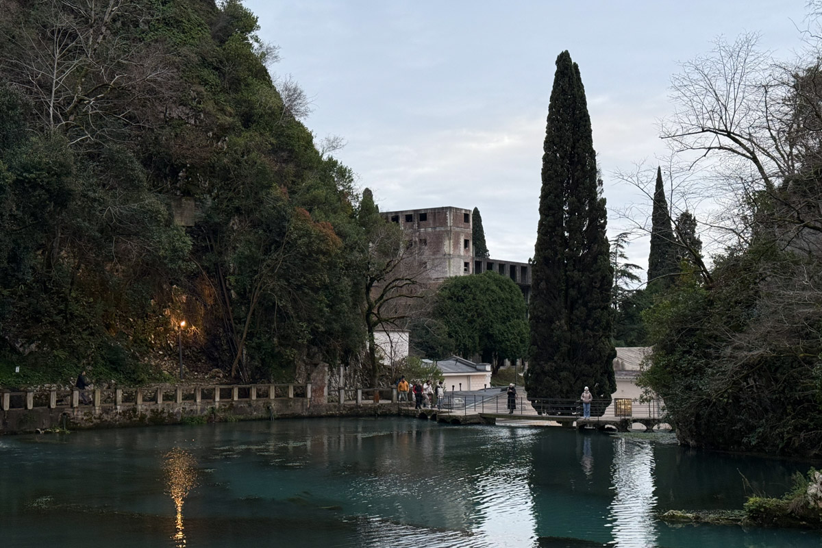 Существует стереотип, будто Абхазия застряла в далеком прошлом. Однако, как известно, сойтись в едином мнении сложно. Владимирская танцовщица Ника Мозгалева оказалась в этой стране всего на один день. Удалось ли ей насладиться местным колоритом, девушка рассказала нашему изданию.