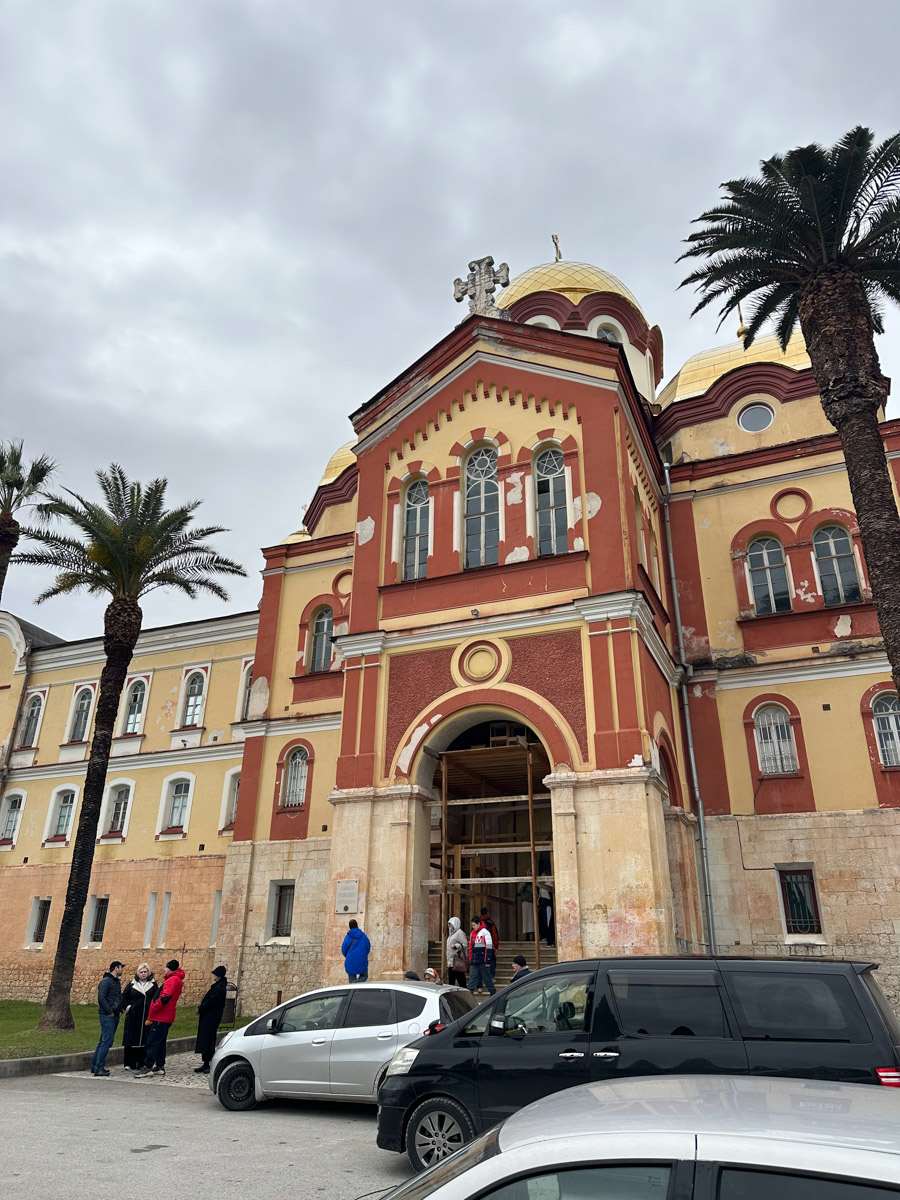 Существует стереотип, будто Абхазия застряла в далеком прошлом. Однако, как известно, сойтись в едином мнении сложно. Владимирская танцовщица Ника Мозгалева оказалась в этой стране всего на один день. Удалось ли ей насладиться местным колоритом, девушка рассказала нашему изданию.