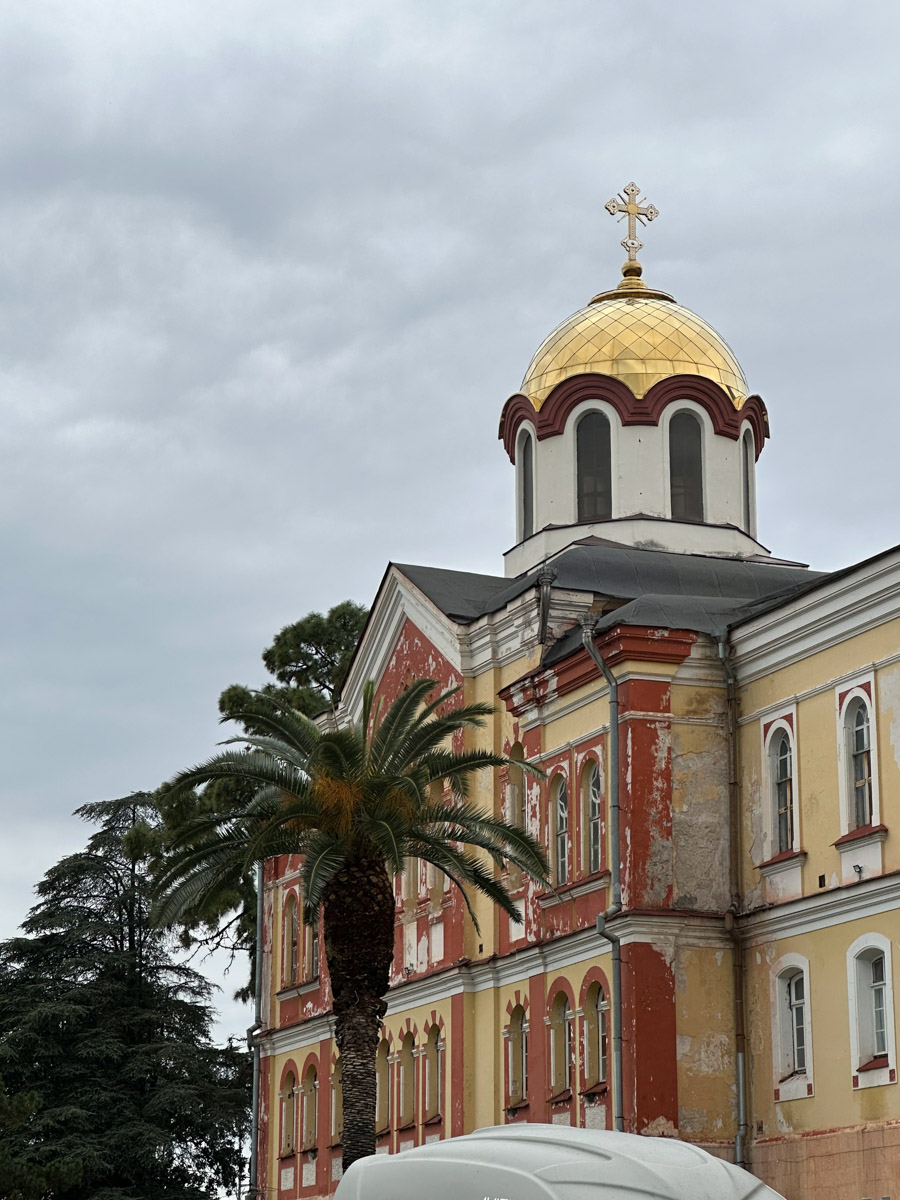 Существует стереотип, будто Абхазия застряла в далеком прошлом. Однако, как известно, сойтись в едином мнении сложно. Владимирская танцовщица Ника Мозгалева оказалась в этой стране всего на один день. Удалось ли ей насладиться местным колоритом, девушка рассказала нашему изданию.
