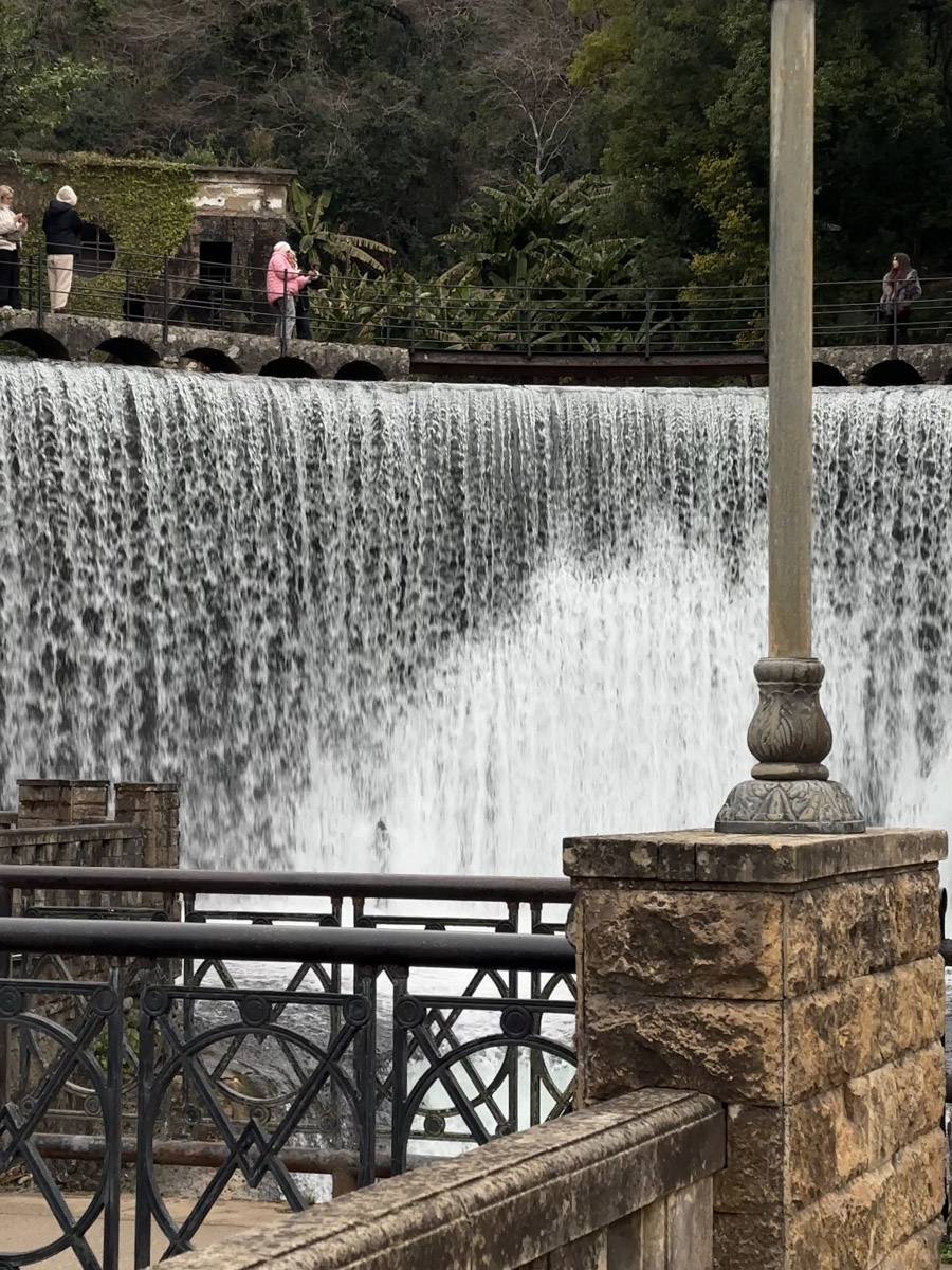 Существует стереотип, будто Абхазия застряла в далеком прошлом. Однако, как известно, сойтись в едином мнении сложно. Владимирская танцовщица Ника Мозгалева оказалась в этой стране всего на один день. Удалось ли ей насладиться местным колоритом, девушка рассказала нашему изданию.