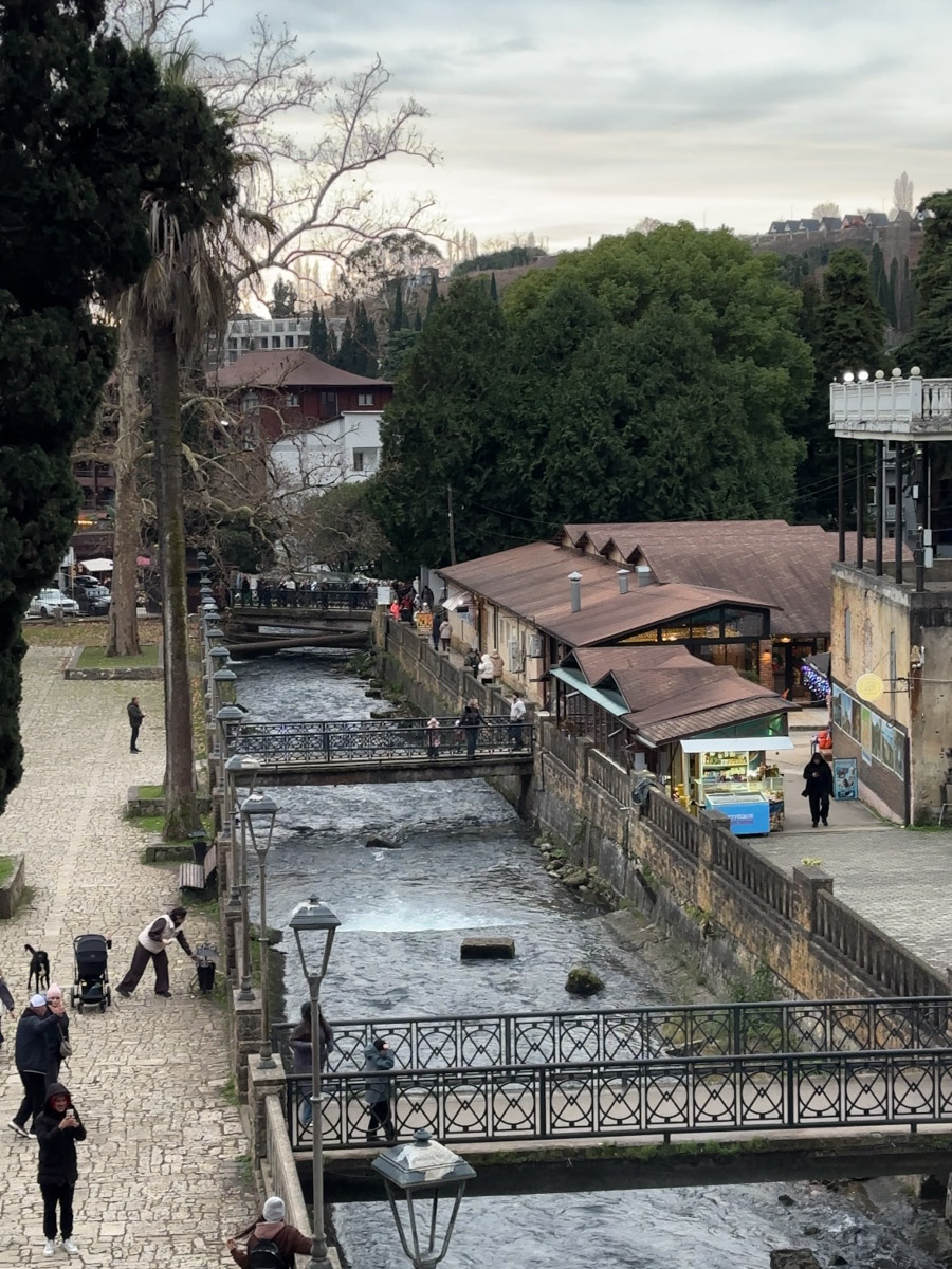 Существует стереотип, будто Абхазия застряла в далеком прошлом. Однако, как известно, сойтись в едином мнении сложно. Владимирская танцовщица Ника Мозгалева оказалась в этой стране всего на один день. Удалось ли ей насладиться местным колоритом, девушка рассказала нашему изданию.