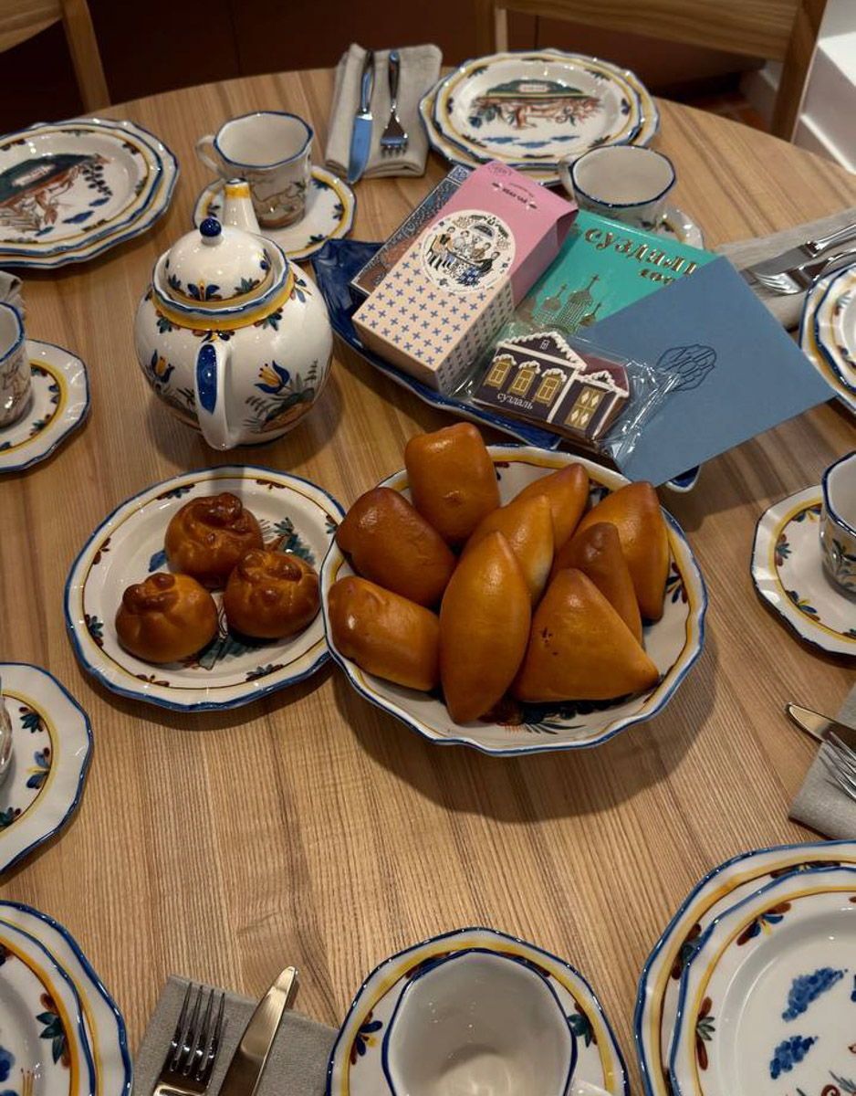 Владимирская область привлекает звезд не только в жаркий сезон, когда все цветет и пахнет, но и в холодное время года. Одни приезжают по делам, другие — в поисках аутентичного туризма. За последние месяцы в городах региона побывали сразу несколько селебрити. «Ключ-Медиа» выяснил, с какой целью они к нам пожаловали.