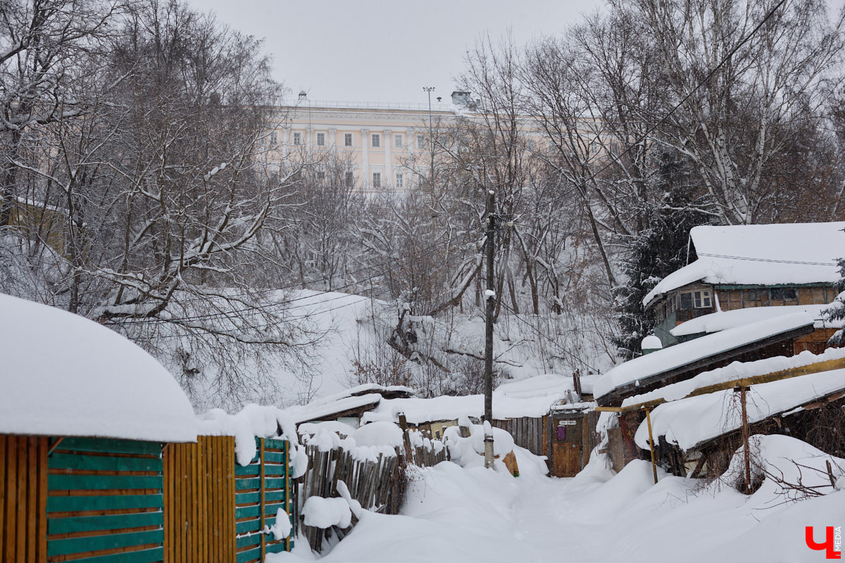 Во Владимире анонсировали создание туристического маршрута от вокзала до филармонии. Пока инициатива звучит многообещающе. Главное, чтобы к мнению жителей прислушались. У них точно найдется что сказать, как убедился «Ключ-Медиа».