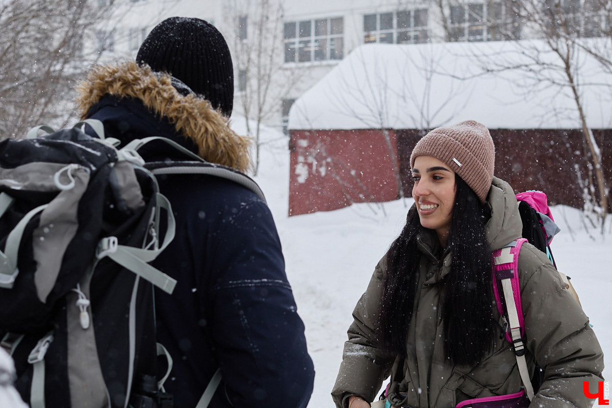 Семейная пара, Паша и Тома, решила пройти пешком 10 тысяч километров от Москвы до Владивостока с остановками по пути. Одной из точек рискованного маршрута стал Владимир. В нашем городе тревел-блогеры пробыли всего два дня, однако «Ключ-Медиа» успел встретиться с путешественниками и узнать все подробности экстремального приключения из первых уст.