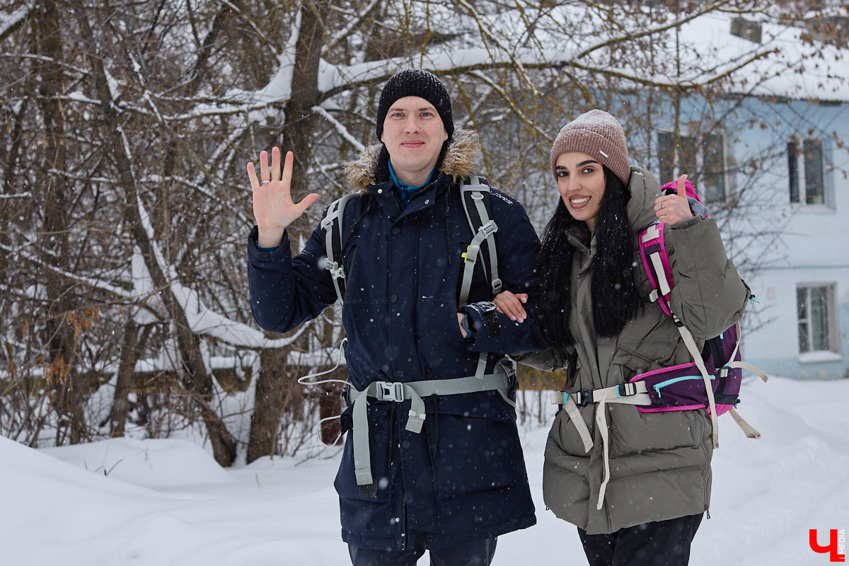 Семейная пара, Паша и Тома, решила пройти пешком 10 тысяч километров от Москвы до Владивостока с остановками по пути. Одной из точек рискованного маршрута стал Владимир. В нашем городе тревел-блогеры пробыли всего два дня, однако «Ключ-Медиа» успел встретиться с путешественниками и узнать все подробности экстремального приключения из первых уст.
