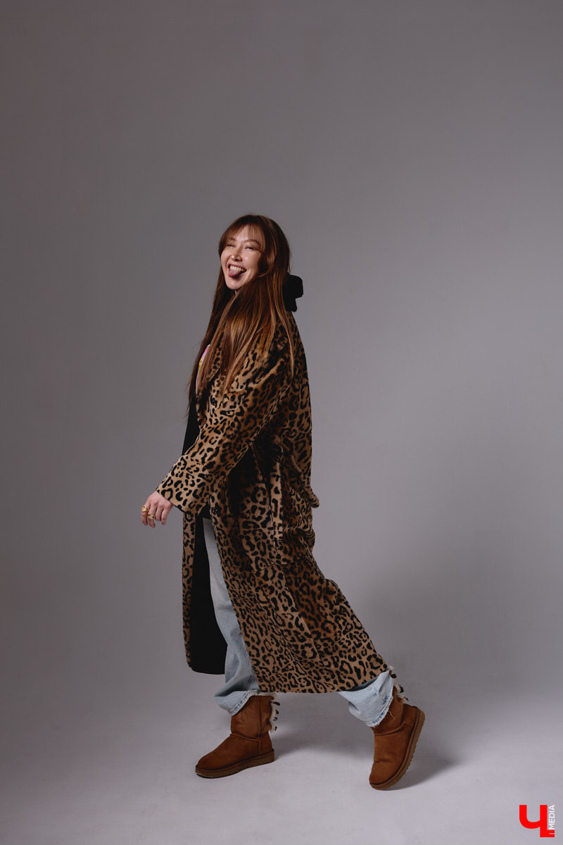 Агент по работе с Китаем Алина Алексеева уверена: совершенно неважно, что на тебе надето. Главное — твоя энергетика. Мэрилин Монро выглядела привлекательно даже в мешке из-под картошки. Вот и наша героиня не зацикливается на обновках. Она выбирает удобные качественные вещи по вкусу, причем большая часть из них мужские.