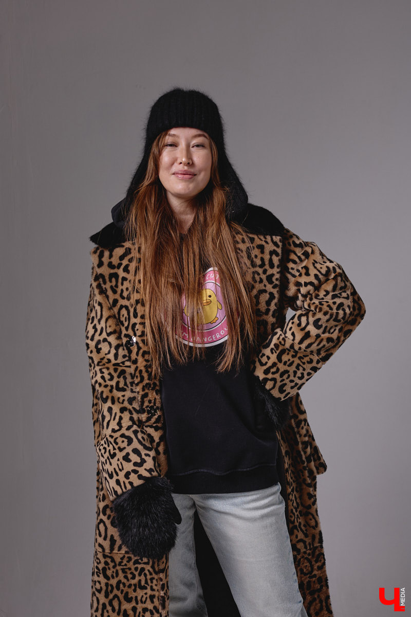 Агент по работе с Китаем Алина Алексеева уверена: совершенно неважно, что на тебе надето. Главное — твоя энергетика. Мэрилин Монро выглядела привлекательно даже в мешке из-под картошки. Вот и наша героиня не зацикливается на обновках. Она выбирает удобные качественные вещи по вкусу, причем большая часть из них мужские.