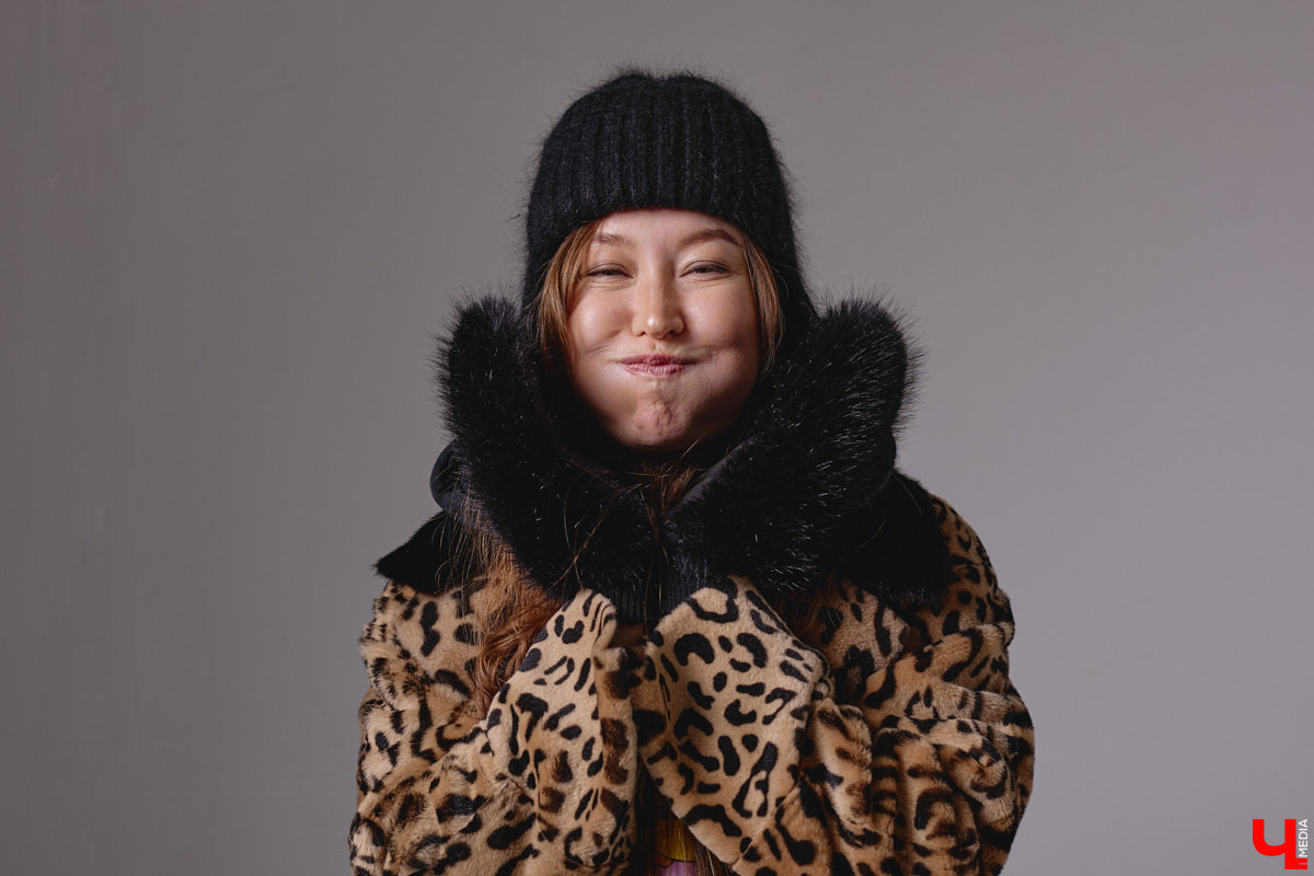 Агент по работе с Китаем Алина Алексеева уверена: совершенно неважно, что на тебе надето. Главное — твоя энергетика. Мэрилин Монро выглядела привлекательно даже в мешке из-под картошки. Вот и наша героиня не зацикливается на обновках. Она выбирает удобные качественные вещи по вкусу, причем большая часть из них мужские.