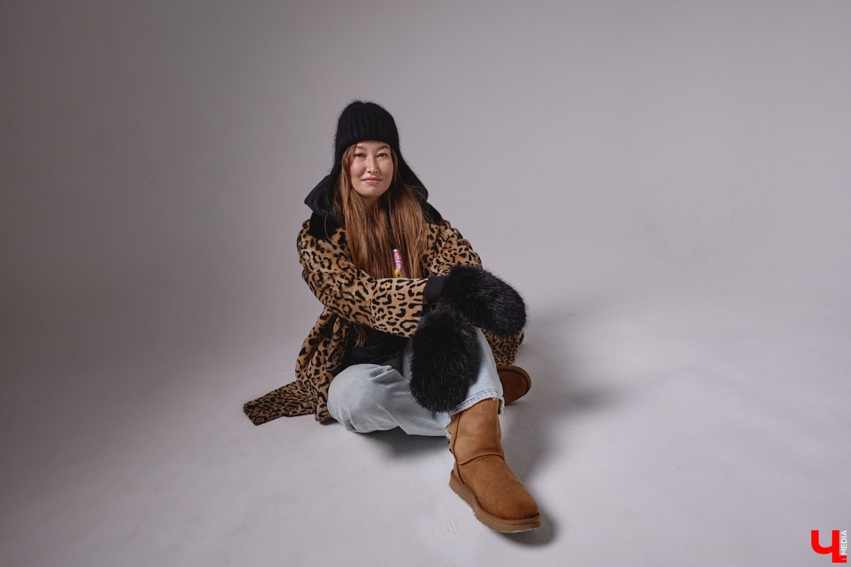 Агент по работе с Китаем Алина Алексеева уверена: совершенно неважно, что на тебе надето. Главное — твоя энергетика. Мэрилин Монро выглядела привлекательно даже в мешке из-под картошки. Вот и наша героиня не зацикливается на обновках. Она выбирает удобные качественные вещи по вкусу, причем большая часть из них мужские.