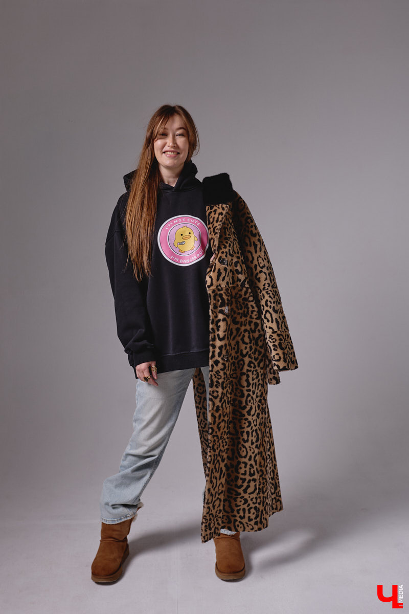 Агент по работе с Китаем Алина Алексеева уверена: совершенно неважно, что на тебе надето. Главное — твоя энергетика. Мэрилин Монро выглядела привлекательно даже в мешке из-под картошки. Вот и наша героиня не зацикливается на обновках. Она выбирает удобные качественные вещи по вкусу, причем большая часть из них мужские.