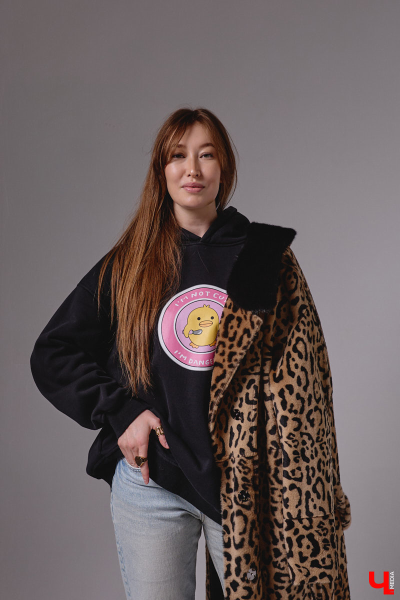 Агент по работе с Китаем Алина Алексеева уверена: совершенно неважно, что на тебе надето. Главное — твоя энергетика. Мэрилин Монро выглядела привлекательно даже в мешке из-под картошки. Вот и наша героиня не зацикливается на обновках. Она выбирает удобные качественные вещи по вкусу, причем большая часть из них мужские.