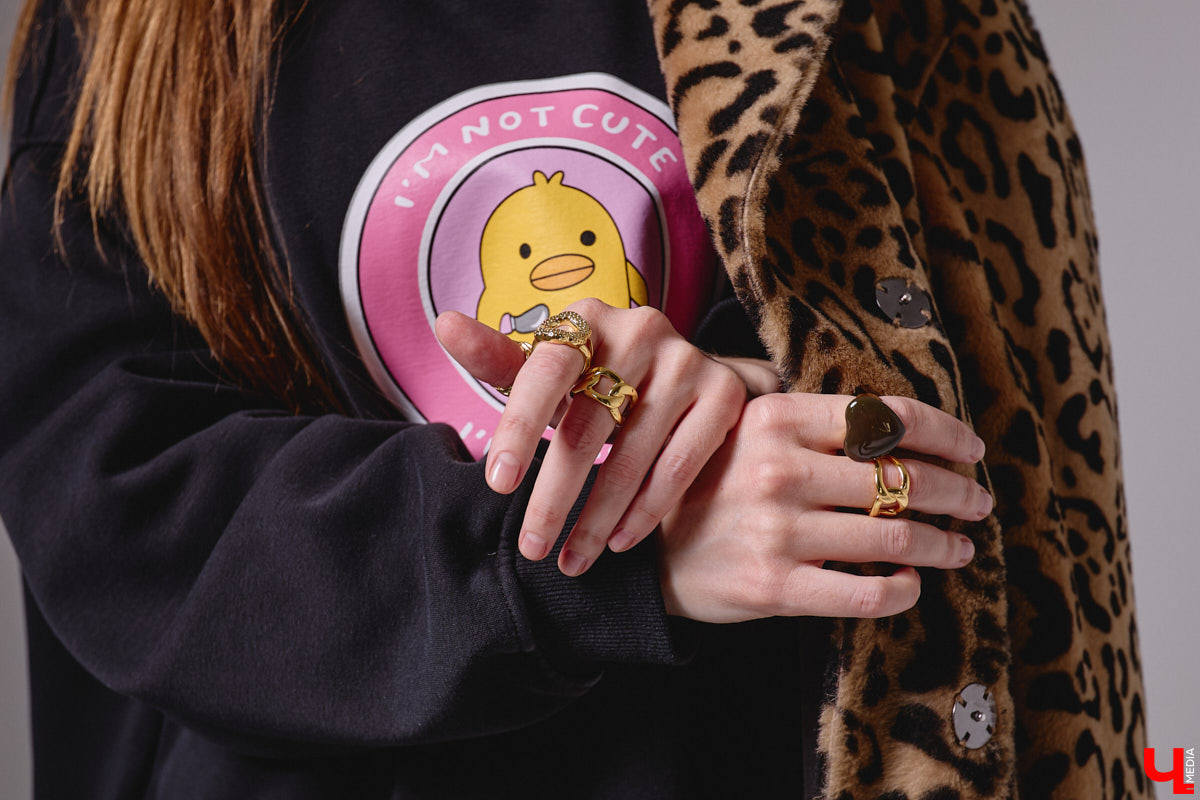 Агент по работе с Китаем Алина Алексеева уверена: совершенно неважно, что на тебе надето. Главное — твоя энергетика. Мэрилин Монро выглядела привлекательно даже в мешке из-под картошки. Вот и наша героиня не зацикливается на обновках. Она выбирает удобные качественные вещи по вкусу, причем большая часть из них мужские.