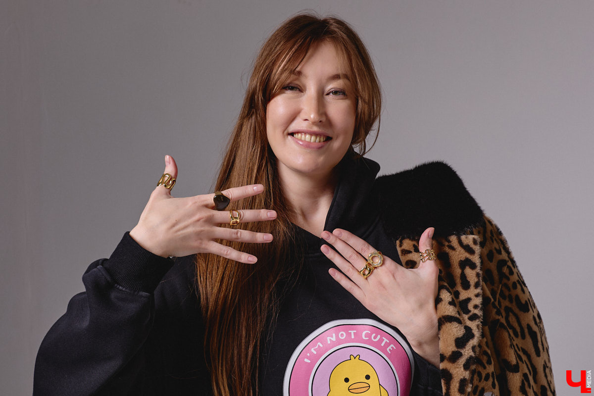 Агент по работе с Китаем Алина Алексеева уверена: совершенно неважно, что на тебе надето. Главное — твоя энергетика. Мэрилин Монро выглядела привлекательно даже в мешке из-под картошки. Вот и наша героиня не зацикливается на обновках. Она выбирает удобные качественные вещи по вкусу, причем большая часть из них мужские.