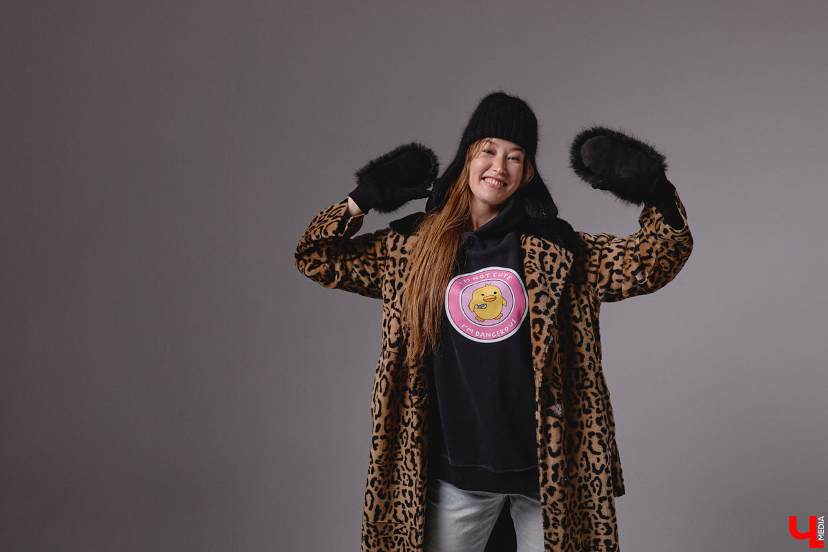 Агент по работе с Китаем Алина Алексеева уверена: совершенно неважно, что на тебе надето. Главное — твоя энергетика. Мэрилин Монро выглядела привлекательно даже в мешке из-под картошки. Вот и наша героиня не зацикливается на обновках. Она выбирает удобные качественные вещи по вкусу, причем большая часть из них мужские.