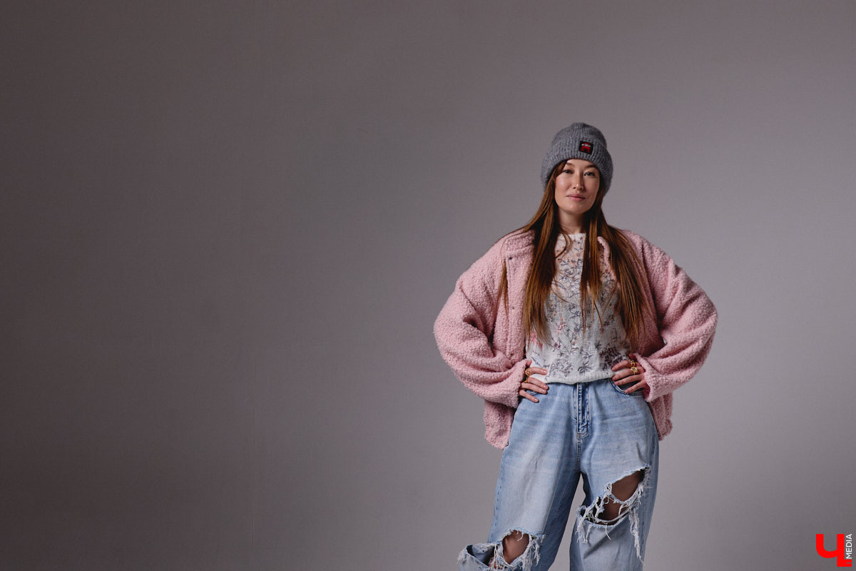 Агент по работе с Китаем Алина Алексеева уверена: совершенно неважно, что на тебе надето. Главное — твоя энергетика. Мэрилин Монро выглядела привлекательно даже в мешке из-под картошки. Вот и наша героиня не зацикливается на обновках. Она выбирает удобные качественные вещи по вкусу, причем большая часть из них мужские.