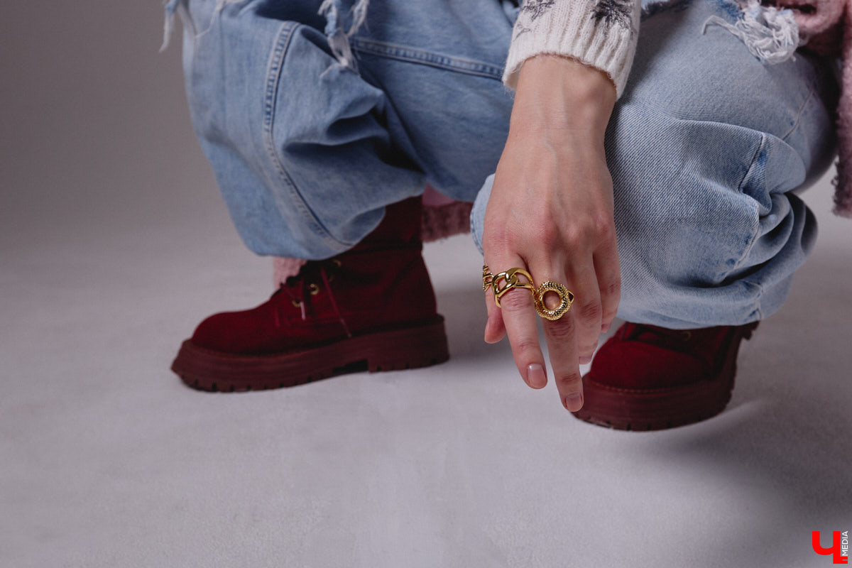 Агент по работе с Китаем Алина Алексеева уверена: совершенно неважно, что на тебе надето. Главное — твоя энергетика. Мэрилин Монро выглядела привлекательно даже в мешке из-под картошки. Вот и наша героиня не зацикливается на обновках. Она выбирает удобные качественные вещи по вкусу, причем большая часть из них мужские.