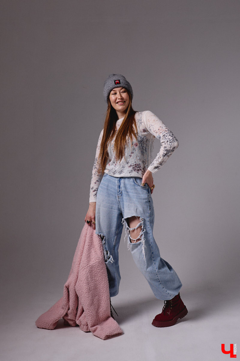 Агент по работе с Китаем Алина Алексеева уверена: совершенно неважно, что на тебе надето. Главное — твоя энергетика. Мэрилин Монро выглядела привлекательно даже в мешке из-под картошки. Вот и наша героиня не зацикливается на обновках. Она выбирает удобные качественные вещи по вкусу, причем большая часть из них мужские.