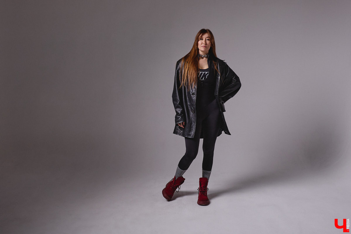 Агент по работе с Китаем Алина Алексеева уверена: совершенно неважно, что на тебе надето. Главное — твоя энергетика. Мэрилин Монро выглядела привлекательно даже в мешке из-под картошки. Вот и наша героиня не зацикливается на обновках. Она выбирает удобные качественные вещи по вкусу, причем большая часть из них мужские.