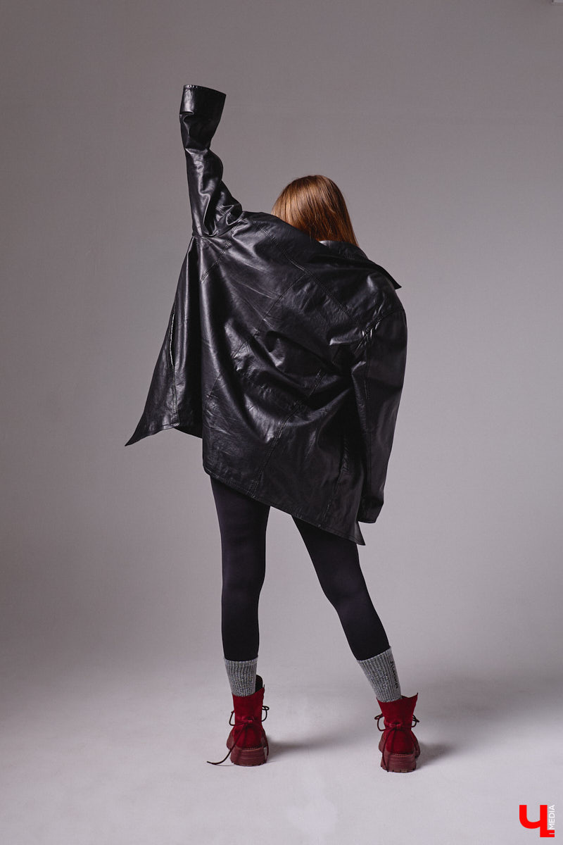 Агент по работе с Китаем Алина Алексеева уверена: совершенно неважно, что на тебе надето. Главное — твоя энергетика. Мэрилин Монро выглядела привлекательно даже в мешке из-под картошки. Вот и наша героиня не зацикливается на обновках. Она выбирает удобные качественные вещи по вкусу, причем большая часть из них мужские.