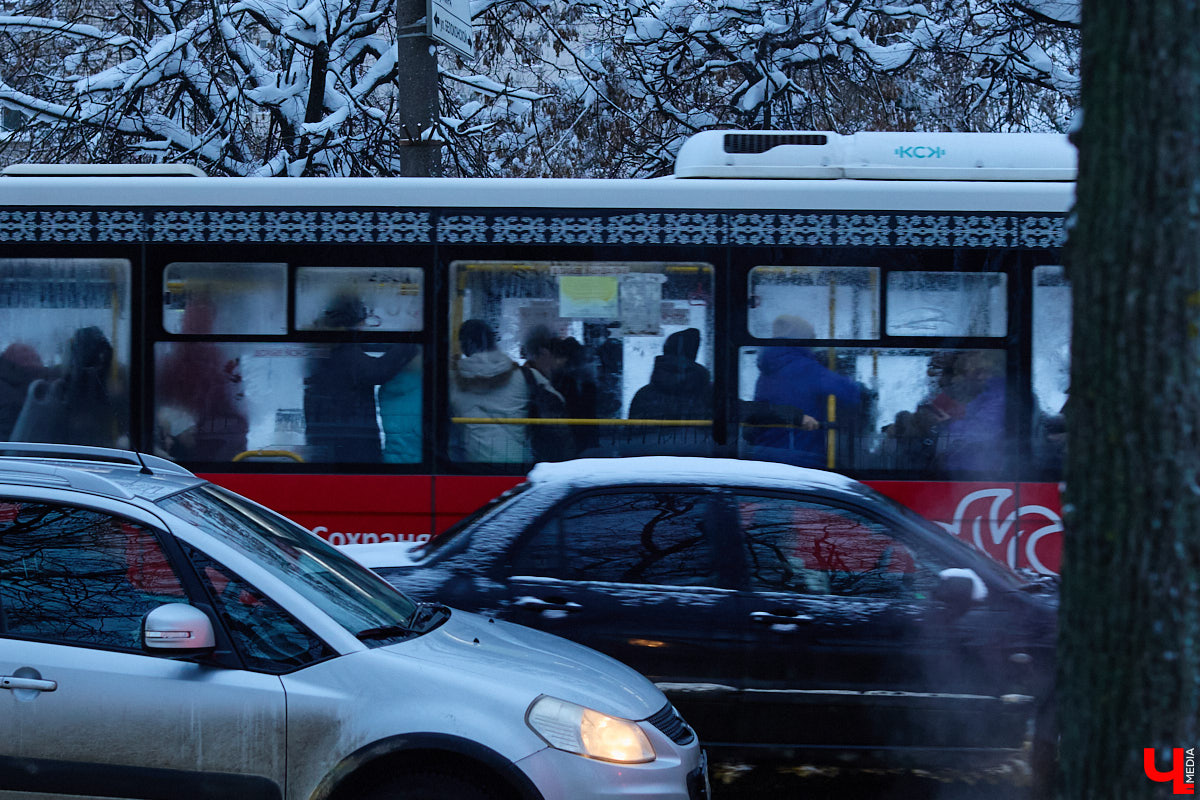 Владимир пережил самый настоящий транспортный коллапс. К снежному армагеддону, затормозившему движение сразу на всех улицах, добавился рухнувший на улице Погодина столб контактной сети. В результате микрорайон Доброе буквально парализовало. Жителям областного центра пришлось штурмовать переполненные автобусы, коротать время в пробках и на остановках или добираться до дома пешком. Комментарии очевидцев — в нашем щедром на эмоции репортаже.