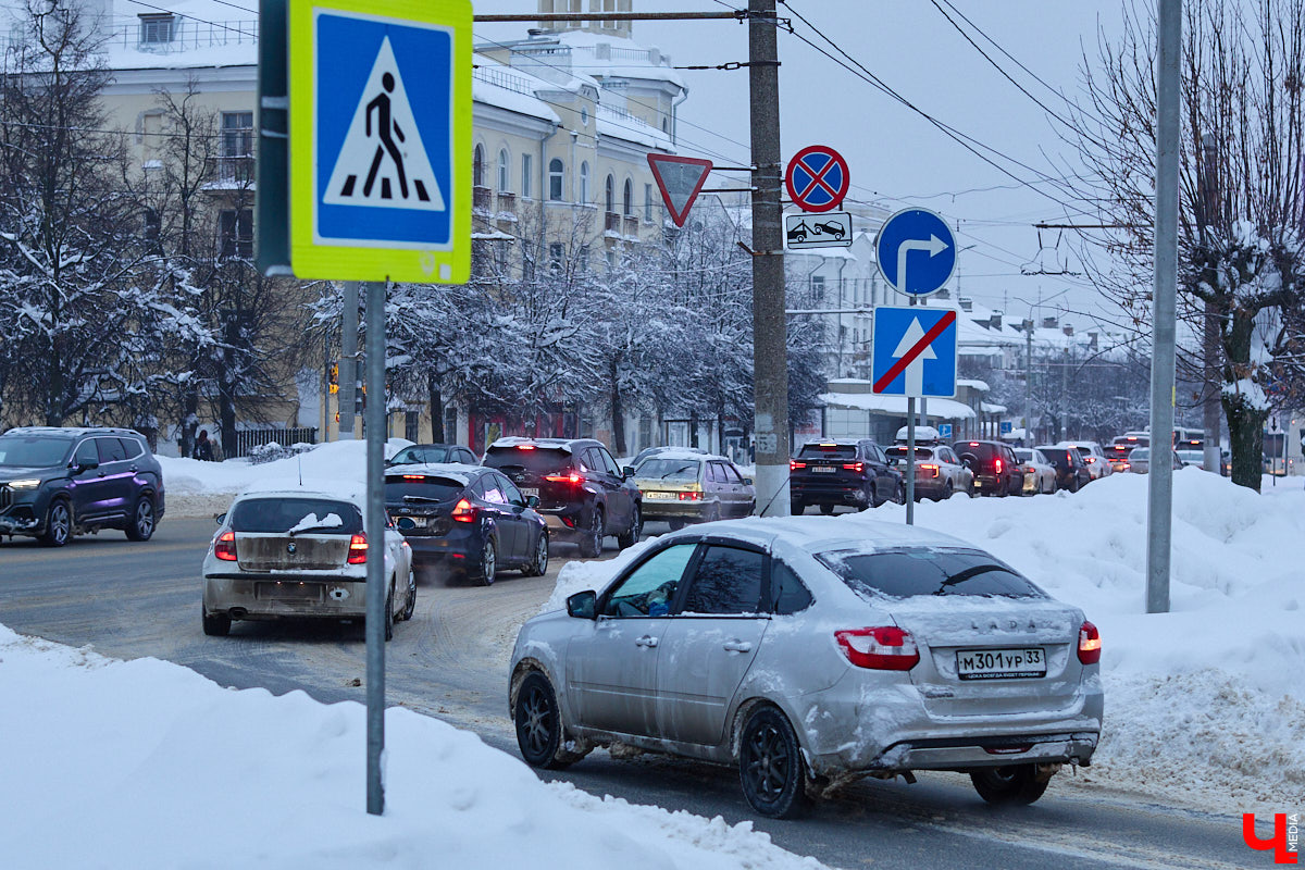 Владимир пережил самый настоящий транспортный коллапс. К снежному армагеддону, затормозившему движение сразу на всех улицах, добавился рухнувший на улице Погодина столб контактной сети. В результате микрорайон Доброе буквально парализовало. Жителям областного центра пришлось штурмовать переполненные автобусы, коротать время в пробках и на остановках или добираться до дома пешком. Комментарии очевидцев — в нашем щедром на эмоции репортаже.