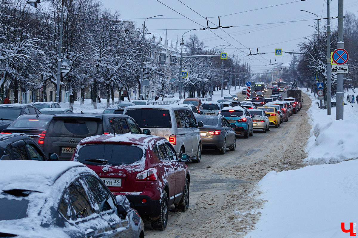 Владимир пережил самый настоящий транспортный коллапс. К снежному армагеддону, затормозившему движение сразу на всех улицах, добавился рухнувший на улице Погодина столб контактной сети. В результате микрорайон Доброе буквально парализовало. Жителям областного центра пришлось штурмовать переполненные автобусы, коротать время в пробках и на остановках или добираться до дома пешком. Комментарии очевидцев — в нашем щедром на эмоции репортаже.