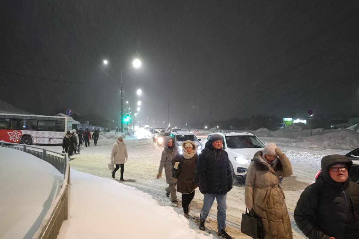 Владимир пережил самый настоящий транспортный коллапс. К снежному армагеддону, затормозившему движение сразу на всех улицах, добавился рухнувший на улице Погодина столб контактной сети. В результате микрорайон Доброе буквально парализовало. Жителям областного центра пришлось штурмовать переполненные автобусы, коротать время в пробках и на остановках или добираться до дома пешком. Комментарии очевидцев — в нашем щедром на эмоции репортаже.