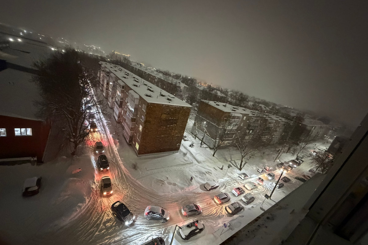 Владимир пережил самый настоящий транспортный коллапс. К снежному армагеддону, затормозившему движение сразу на всех улицах, добавился рухнувший на улице Погодина столб контактной сети. В результате микрорайон Доброе буквально парализовало. Жителям областного центра пришлось штурмовать переполненные автобусы, коротать время в пробках и на остановках или добираться до дома пешком. Комментарии очевидцев — в нашем щедром на эмоции репортаже.