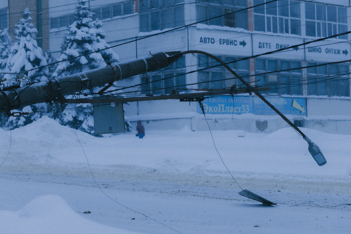 Владимир пережил самый настоящий транспортный коллапс. К снежному армагеддону, затормозившему движение сразу на всех улицах, добавился рухнувший на улице Погодина столб контактной сети. В результате микрорайон Доброе буквально парализовало. Жителям областного центра пришлось штурмовать переполненные автобусы, коротать время в пробках и на остановках или добираться до дома пешком. Комментарии очевидцев — в нашем щедром на эмоции репортаже.