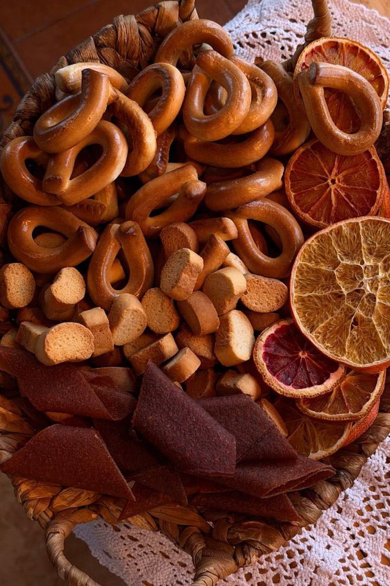 Ходят слухи, что в Суздале можно бюджетно отдохнуть, но Алеся Лещукова из Сочи и ее родная сестра Марина из Москвы решили не экономить. Они приехали в старинный город на три дня, чтобы душа запела, поэтому ни в чем себе не отказывали. Какими вышли эти каникулы по-богатому, узнал «Ключ-Медиа».