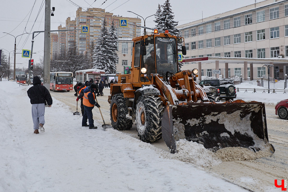 Прошедший январь стал для Владимира самым снежным за последние 200 лет. Коммунальные службы регулярно очищают улицы от обрушившихся на землю твердых осадков, а затем вывозят из города тысячи кубов ледяной массы. Мы решили принять участие в процессе и узнать, кто и как чистит областной центр, а главное, куда из него исчезает снег.