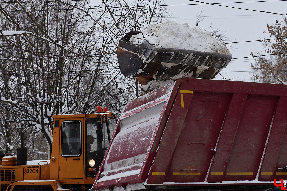 Прошедший январь стал для Владимира самым снежным за последние 200 лет. Коммунальные службы регулярно очищают улицы от обрушившихся на землю твердых осадков, а затем вывозят из города тысячи кубов ледяной массы. Мы решили принять участие в процессе и узнать, кто и как чистит областной центр, а главное, куда из него исчезает снег.