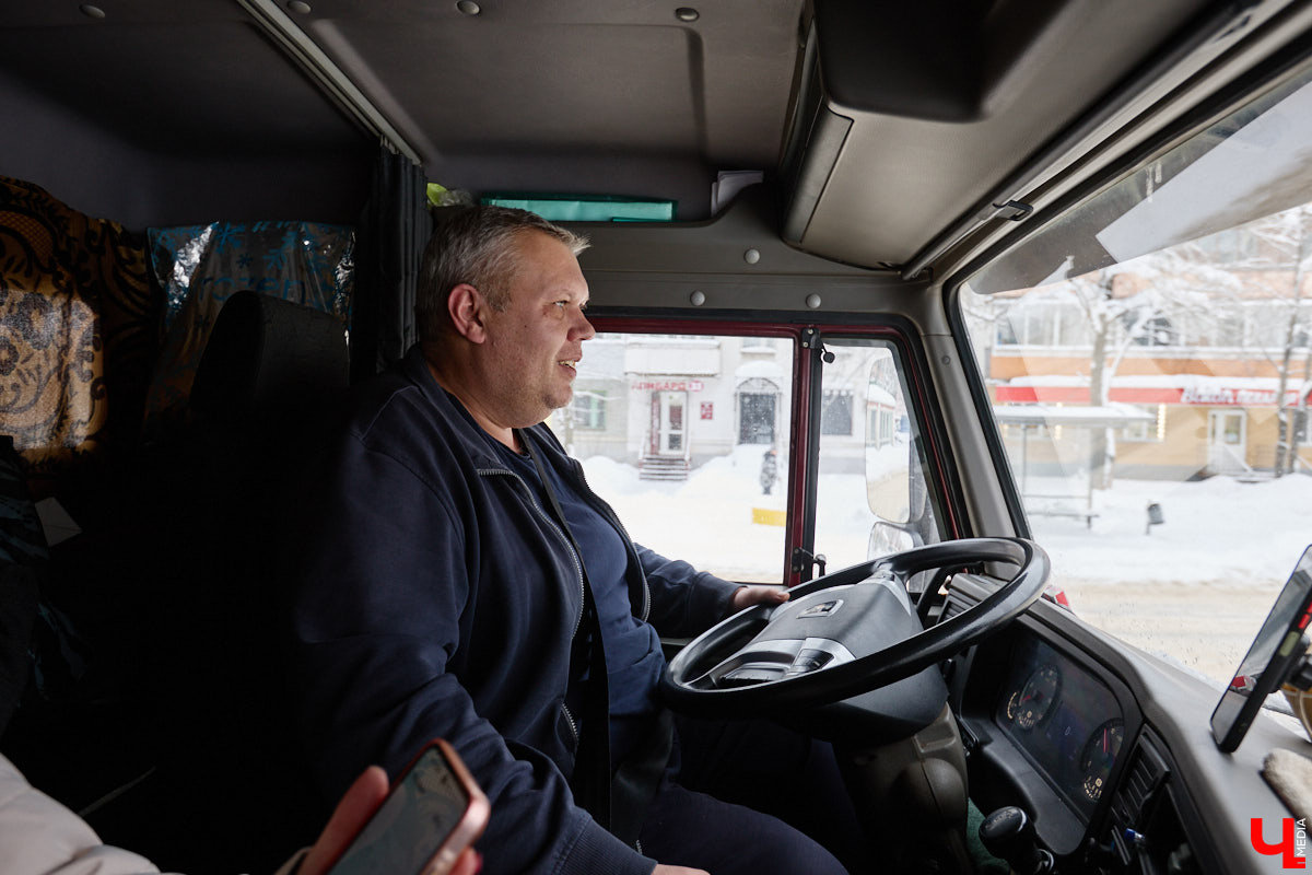 Прошедший январь стал для Владимира самым снежным за последние 200 лет. Коммунальные службы регулярно очищают улицы от обрушившихся на землю твердых осадков, а затем вывозят из города тысячи кубов ледяной массы. Мы решили принять участие в процессе и узнать, кто и как чистит областной центр, а главное, куда из него исчезает снег.