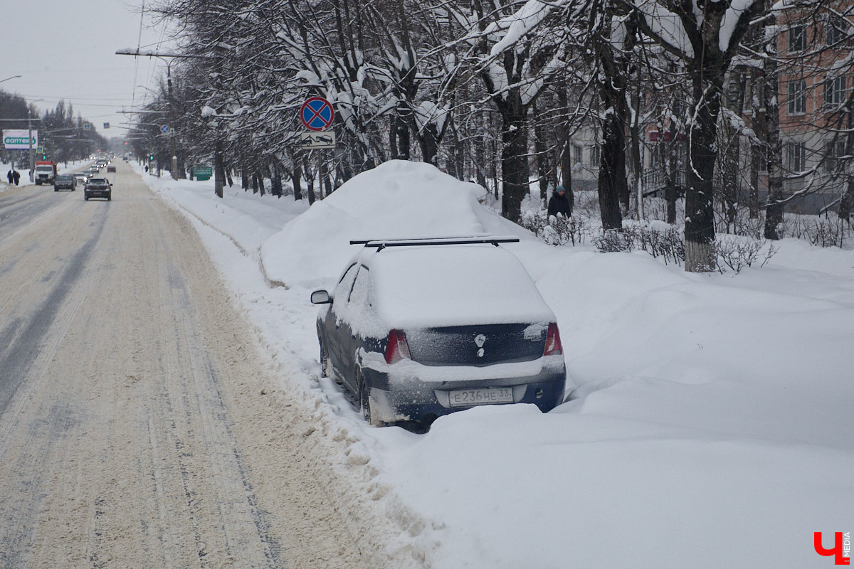 Прошедший январь стал для Владимира самым снежным за последние 200 лет. Коммунальные службы регулярно очищают улицы от обрушившихся на землю твердых осадков, а затем вывозят из города тысячи кубов ледяной массы. Мы решили принять участие в процессе и узнать, кто и как чистит областной центр, а главное, куда из него исчезает снег.