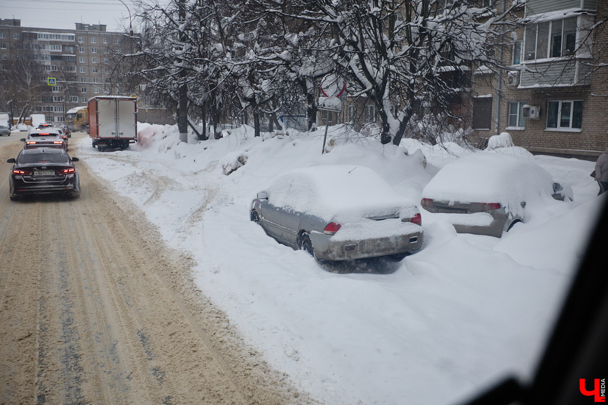 Прошедший январь стал для Владимира самым снежным за последние 200 лет. Коммунальные службы регулярно очищают улицы от обрушившихся на землю твердых осадков, а затем вывозят из города тысячи кубов ледяной массы. Мы решили принять участие в процессе и узнать, кто и как чистит областной центр, а главное, куда из него исчезает снег.